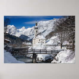 Poster Igreja na neve com montanhas alpinas