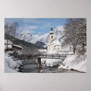 Poster Igreja na neve com montanhas dos Alpes no inverno