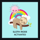 Poster Ilustração Funny Ativada no Modo Lúteo<br><div class="desc">Um poster com uma ilustração com uma preguiça castanha engraçada e feliz pairando em um galho de árvore. Um arco-íris colorido atrás dele junto com um sol rosa pairando sobre a cabeça. Bonita, adorável e moda. Um pouco de humor com o texto dizendo: Modo Leve Ativado. Pode ser alterado ou...</div>