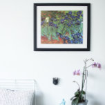 Póster Írises de Vincent van Gogh, Arte do Jardim de Vint<br><div class="desc">Irrises (1889), de Vincent van Gogh, é uma pintura floral de paisagens de apos impressionismo de arte, que inclui um jardim com íris roxos barbudos que crescem com papoilas laranja. Uma flor branca de íris solteiro está florescendo na borda. Sobre o artista: Vincent Willem van Gogh (1853-1890) foi um dos...</div>