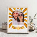 Poster Irmãs | Boho Retro Sun e Photo<br><div class="desc">Esta moda e poster boho apresenta um retrato laranja que diz "irmãs" e um gráfico de estilo vintage dos raios do sol por trás da sua foto,  em tons de laranja e amarelo num fundo branco.</div>