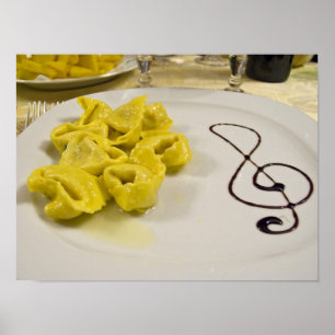 Póster Itália, Cento. Um prato de tortellini de queijo