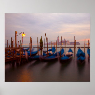 Póster Itália, Veneza. Gôndolas ancoradas ao crepúsculo.