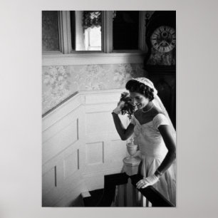 Poster Jackie Kennedy Jogando Buquê de Casamento - 1953