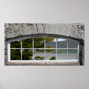 Poster Janela arqueada com vista de um Loch
