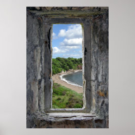 Póster Janela Pedra que enquadra uma praia e árvores