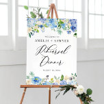 Poster Janto de ensaio de Hydrangeas Azuis de Aquarela<br><div class="desc">Sinal de Boas-vindas do Janto de Ensaio de Hydrangeas Azuis de Aquarela. Sinal de boas-vindas de ensaio Whimsical e elegante,  com hidrangas de aquarela azul e roxa,  peonias,  anêmonas e folhagem. Este sinal floral de boas-vindas é perfeito para eventos de primavera e verão.</div>