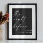 Poster Janto de ensaio negro | A noite antes de ser bem-v<br><div class="desc">Bem-vindos aos seus convidados em estilo com este elegante sinal preto "Bem-vindo à Noite Antes". Perfeito para dar o tom no seu janto de ensaio de casamento. Apresentando uma tipografia moderna minimalista, esta placa celebra a noite especial do casal antes do grande dia. O fundo preto eterno e o texto...</div>
