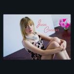 Póster Jenn Connor Romper Poster 2<br><div class="desc">Esta poster apresenta uma foto da pop Jenn Connor vestindo um pavor preto/ A foto é da fotografia "Venha Vivo" de Jenn,  de 2016.</div>
