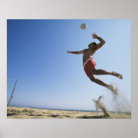 Jogador de vôlei de praia masculino pulando para o