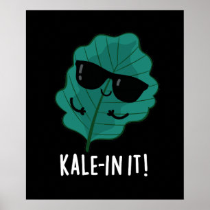 Poster Kale in It Engraçado Veggie Kale Pun Dark BG