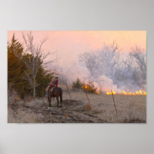 Poster Kansas Rancher Assistindo a uma Queima Prairie Con