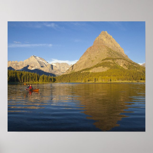 Póster Kayaking em Swiftcurrent Lake no nascer do sol (Frente)