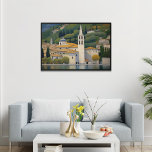 Poster Kirche Cassone Gustav Klimt Cativando Pintura<br><div class="desc">Mergulhe na beleza cativante de Kirche Cassone,  uma pintura paisagística notável de Gustav Klimt. Esta trabalho de arte capta lindamente a essência da natureza,  com sua esmagadora paisagem verde e elementos arquitetônicos. Adicione um toque de elegância ao seu espaço com esta peça extraordinária.</div>
