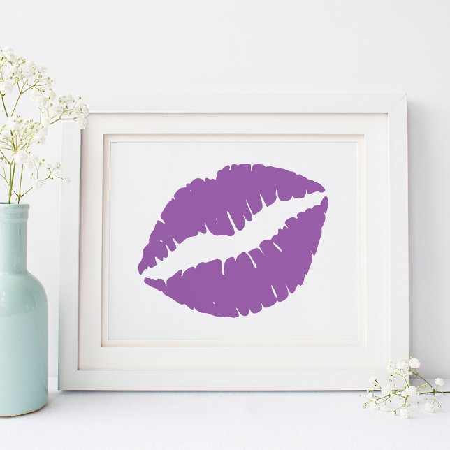 Póster Lábios com Batom Roxo Claro (Pale Purple Lipstick Lips on White Poster)