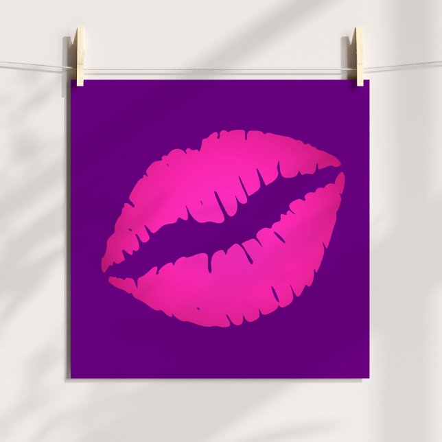 Póster Lábios Rosa no Roxo (Pink Lips on Purple Poster)