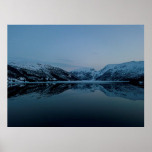 POSTER LAGO ARREDONDADO POR MONTANHAS