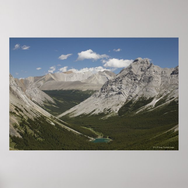 Póster Lago De Montanha Em Um Vale Com Céu Azul (Frente)