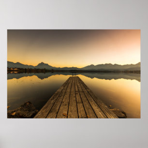 Poster Lago Hopfen com um molhe & as montanhas dos cumes