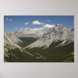 Póster Lago mountain em um vale com céu azul
