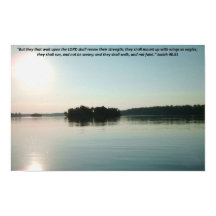 Lago Pacífico e Árvores Distantes com escritura