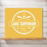 Póster Lago Superior, cidade personalizada, nome, âncora,<br><div class="desc">Este design de ancoragem náutica do Lago Superior é personalizado com a sua cidade ou área preferida de Minnesota, Wisconsin, Michigan ou Ontário (como Duluth, Beaver Bay, Lutsen, Grand Marais, Two Harbors, Bayfield, Madeline Island, Bailey Harbor, Egg Harbour, Sturgeon Bay, Marquette, Munising, Big Bay, Thunder Bay, etc.) e o seu...</div>