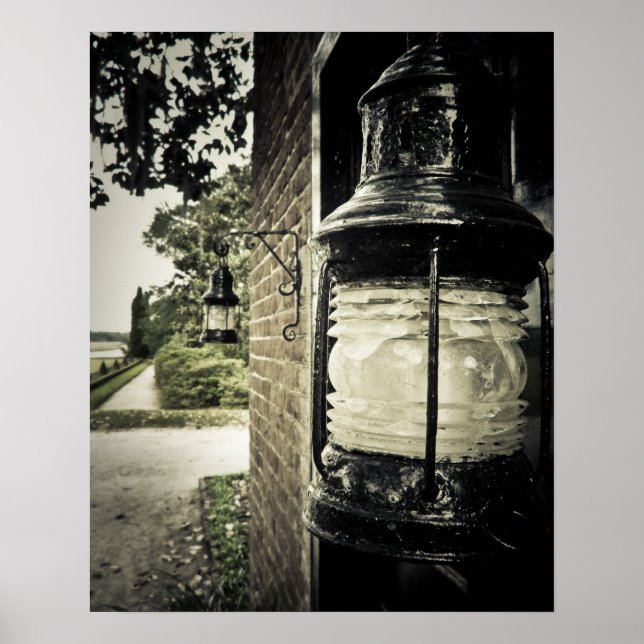 Poster Lanterna velha moída em uma parede de tijolos (Frente)