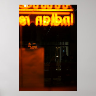 Poster Laranja Escuro Neon - Foto Noturna Urbana de Praga
