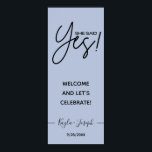 Poster Letreiro Sim em azul po Dusty bem-vindo aoivado<br><div class="desc">Letreiro simples de festa de noivado com letra 'Ela disse Sim!' em caligrafia. Diferentes opções de cor de fundo disponíveis: Bege,  Verde menta,  Rosa po,  Azul po. Nomes e data do evento são editáveis.</div>