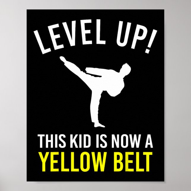 Poster Level Up! This Kid Is Now A Yellow Belt Karate Awa (Frente)