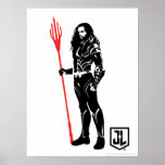 Póster Liga da Justiça | Aquaman Pose Noir Pop Art<br><div class="desc">Veja esta silhueta branca e negra do Aquaman da Liga da Justiça como ele está com seu tridente. Este gráfico de estilo noir é acentuado com seu tridente colorido em vermelho brilhante.</div>