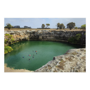 Póster Limestone Cliff e Emerald Waters