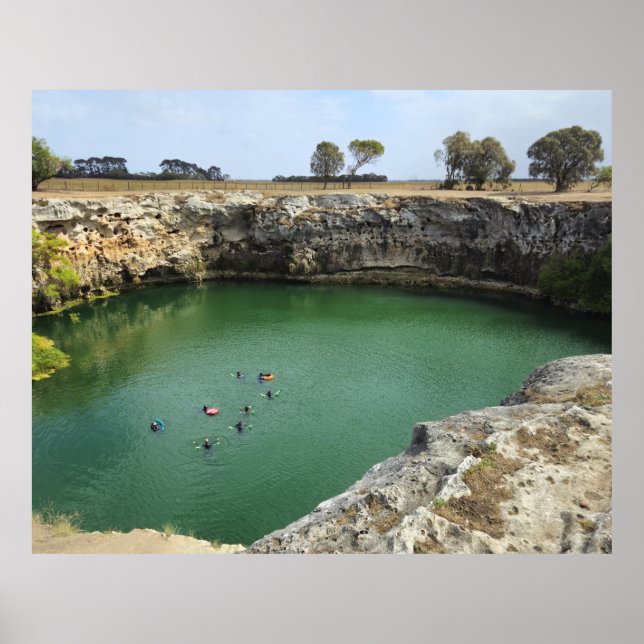 Poster Limestone Cliff e Emerald Waters (Frente)