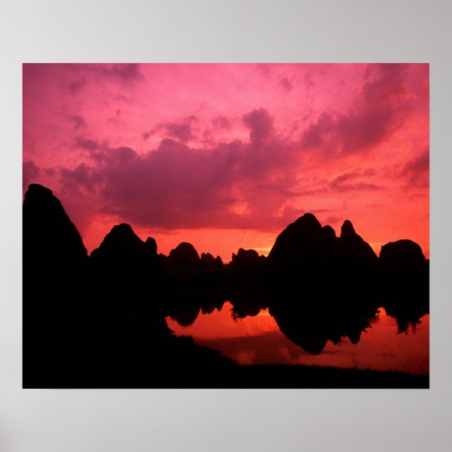 Póster Linda cor no pôr do sol das montanhas de calcário (Frente)