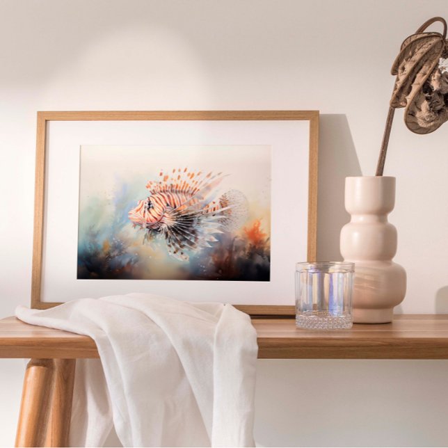 Poster Lionfish Elegance: Aquarela da Joia do Oceano (Watercolor print featuring a lionfish gracefully gliding through the underwater world.)