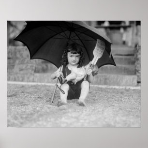 Poster Little Girl na praia, 1923. Vintage Photo