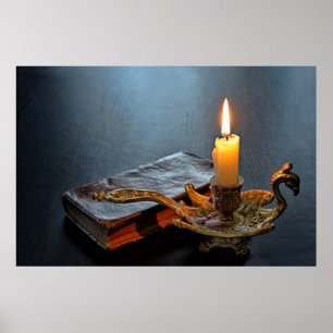 Póster Livro antigo e uma vela acesa