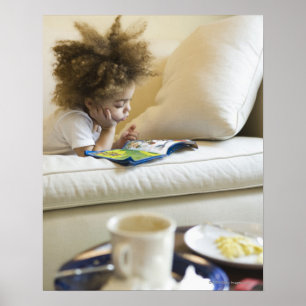 Poster Livro de leitura do menino da raça misturada no