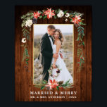 Poster Madeira Dourada de madeira casada Aquarela de inve<br><div class="desc">Elegante Watercolor Winter Floral Dourado Newlywing Photo Casried & Merry Christmas Postcard inclui belas poinsettias vermelhas com aquarelas,  verde botânico,  folhagem de inverno,  bagas ocas,  rosas brancas,  algodão,  pinheiros e bagas azuis. Madeira russa do campo.</div>