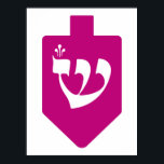 Poster Magenta Dreidel para Chanukah com a letra Shin<br><div class="desc">Magenta dreidel com a carta hebraica brilhando para as celebrações do feriado judeu de Chanucá. Tradicionalmente, durante as férias de Chanukah, crianças (e muitas vezes adultos) jogam um jogo de risco seguro com um sonho (ou sevivon no hebraico moderno). Nas quatro paredes há as letras hebraicas Nun, Gimmel, Ei, e...</div>