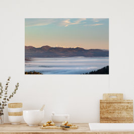 Poster Majestoso monte Triglav com nevoeiro no vale