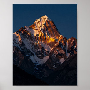 Poster Majestoso Pico Dourado ao Crepúsculo