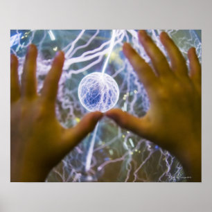 Póster Mãos das meninas em uma bola do plasma