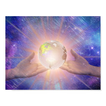 Mãos segurando um globo brilhante.