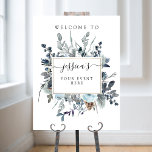 Poster Marinho Azul Dusty Floral Qualquer Sinal de Boas-v<br><div class="desc">Elegante sinal de boas-vindas com capacidade de adicionar qualquer evento, e excelente buquê floral com suas informações. 8" x 10" é simplesmente um exemplo, você pode escolher entre tamanhos maiores e menores. Folhagem e flores em azul, marinho, branco, cinzas, sábio e caramelo empoeirados. Seu nome na caligrafia graciosa moderna. Fácil...</div>