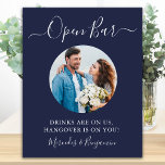 Poster Marinho de Fotografias Personalizado do Bar Aberto<br><div class="desc">Abrir Bar! Caligrafia simples, mas elegante, esta placa de bar de casamento mostra bar aberto em caligrafia elegante, e bebidas estão sobre nós, ressaca em você! . Personalize esta placa de casamento elegante com seu noivado ou foto de casal favorito e nomes! COPYRIGHT © 2020 Judy Burrows, Black Dog Art...</div>