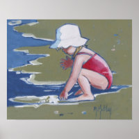 Menina com chapéu na praia com ondas