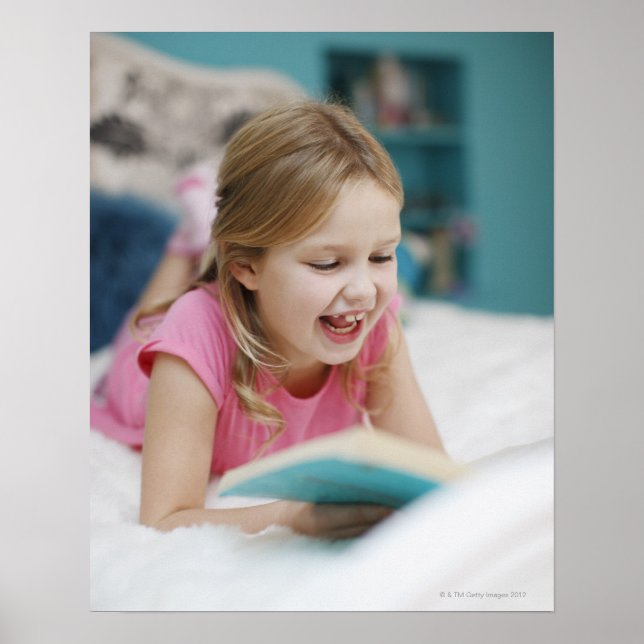 Poster Menina deitada no livro de leitura da cama (Frente)
