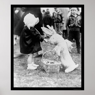 Póster Menina que alimenta o coelhinho da Páscoa 1929