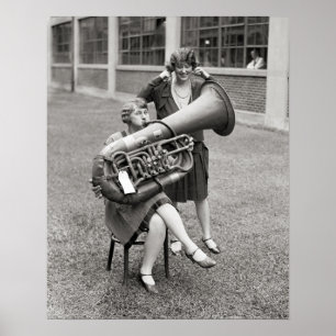 Póster Menina Tocando Tuba, 1928. Foto Antiga